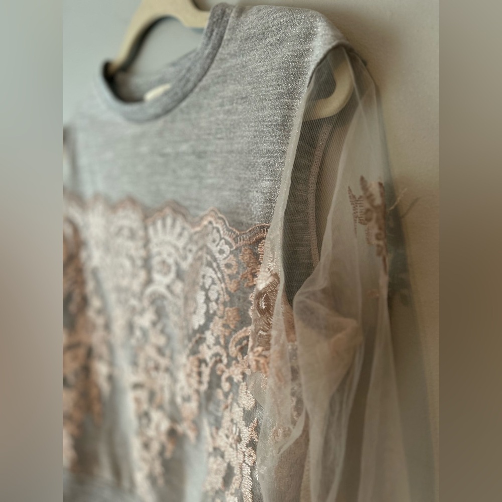 ✌️4/$20✌️ Sheer overlay top - Picture 11 of 15